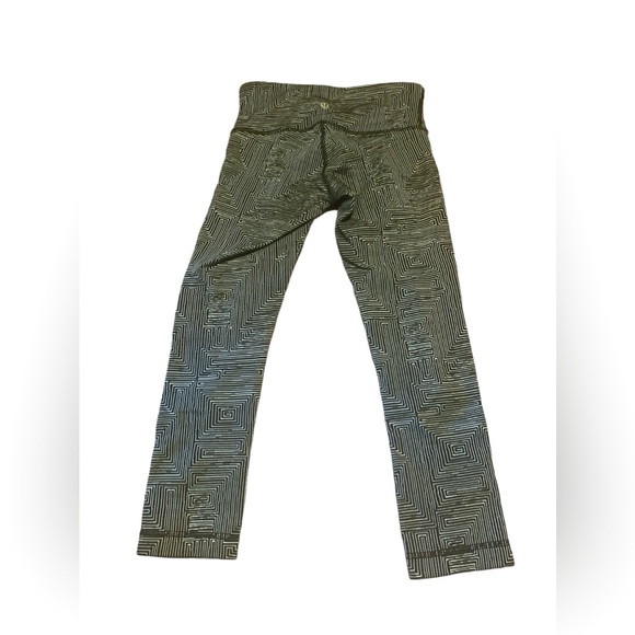Lululemon cropped size 2 - Picture 1 of 4